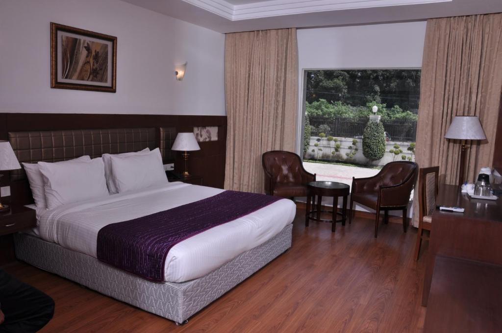 Lilywhite Hotel Yeni Delhi Oda fotoğraf