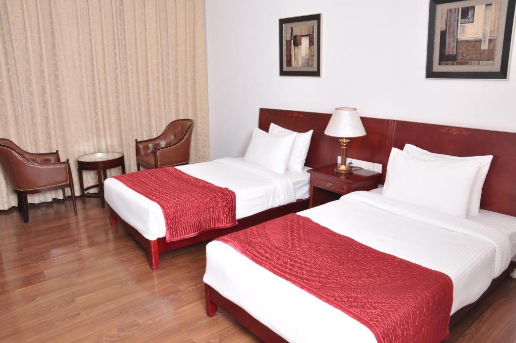 Lilywhite Hotel Yeni Delhi Oda fotoğraf
